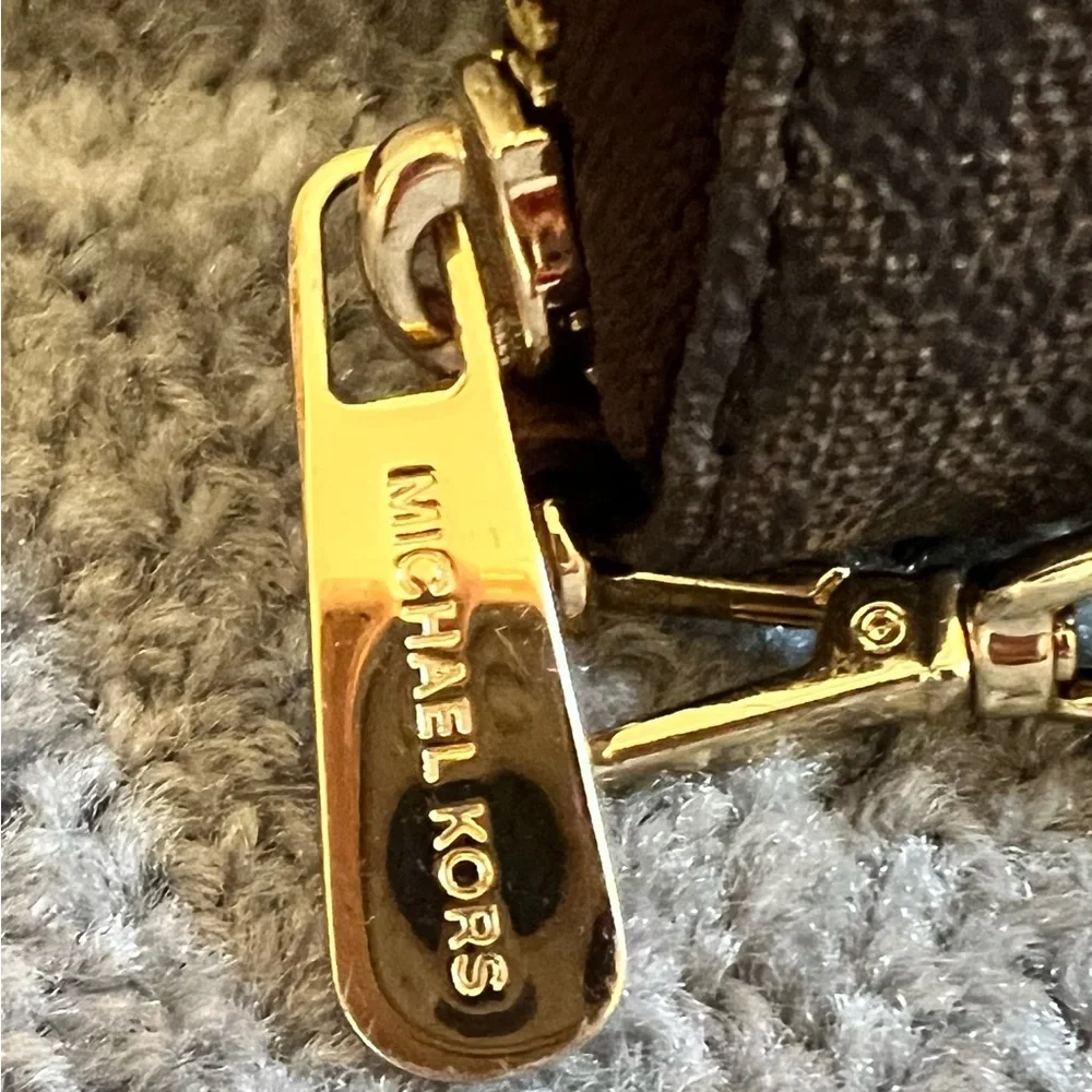 Like New Michael Kors signature full zip wallet/wristlet 🤎💛